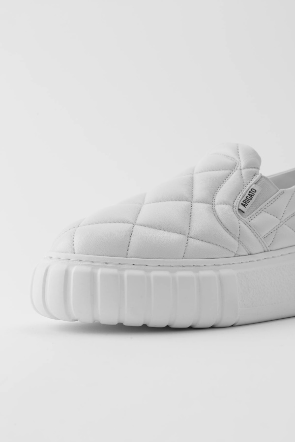 Beyaz Axel Arigato üzerinde Pus Kayma