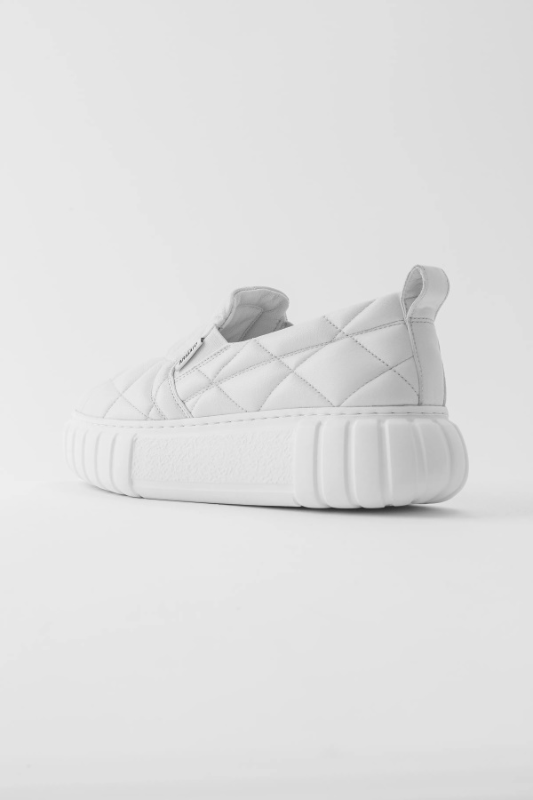 Beyaz Axel Arigato üzerinde Pus Kayma