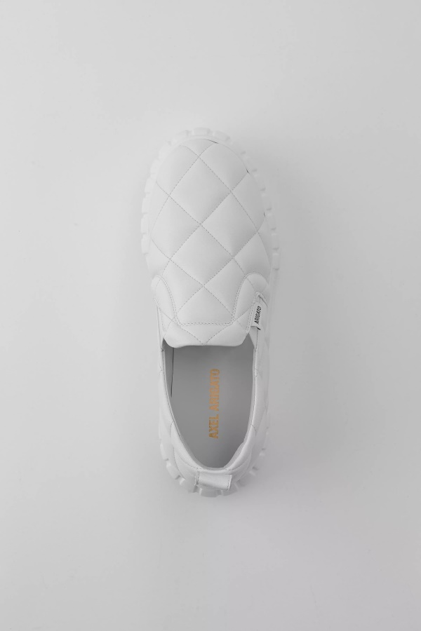 Beyaz Axel Arigato üzerinde Pus Kayma